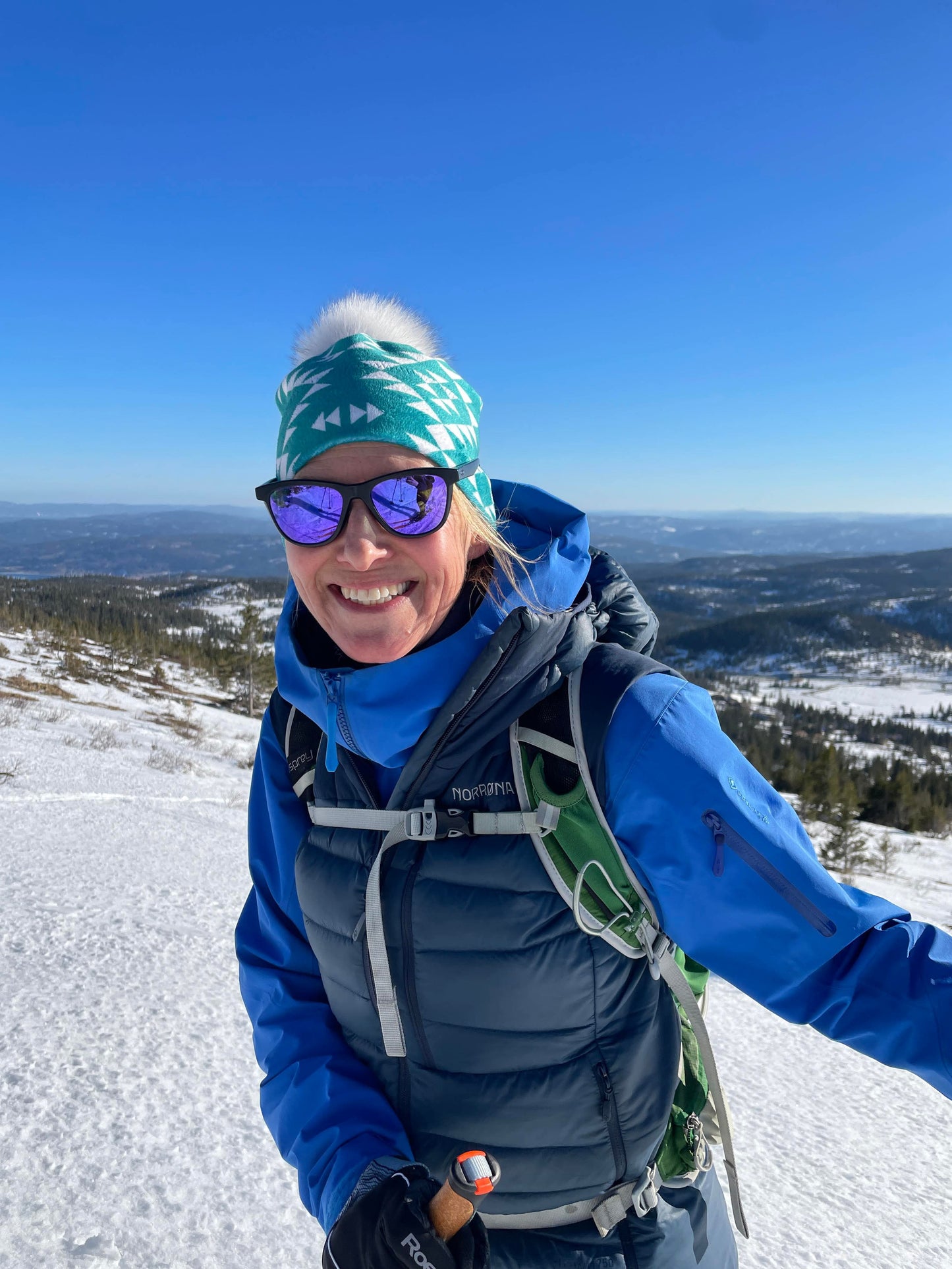 Dame på ski med turkis lue med dusk