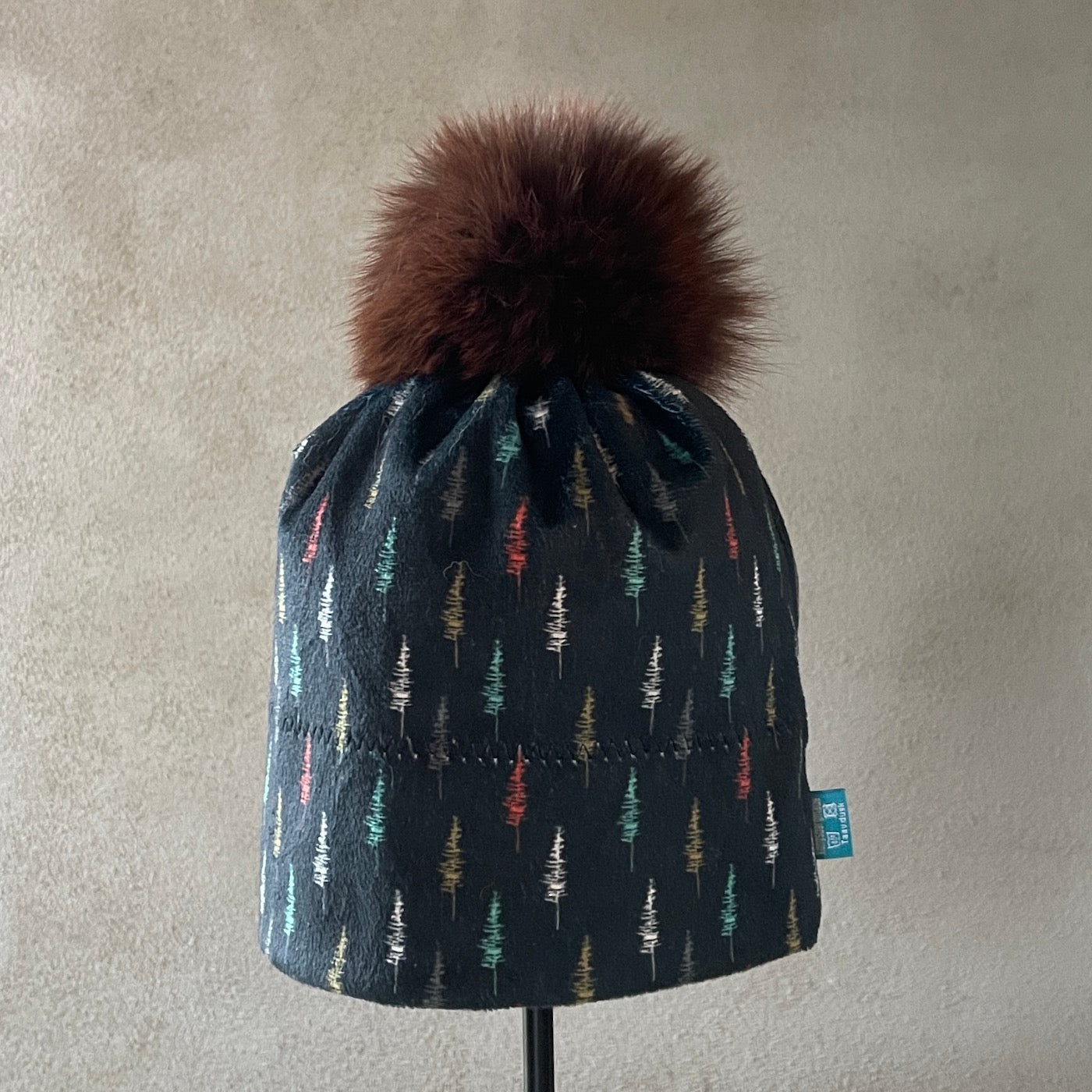 Furuskog - flaskegrønn lue med mønster