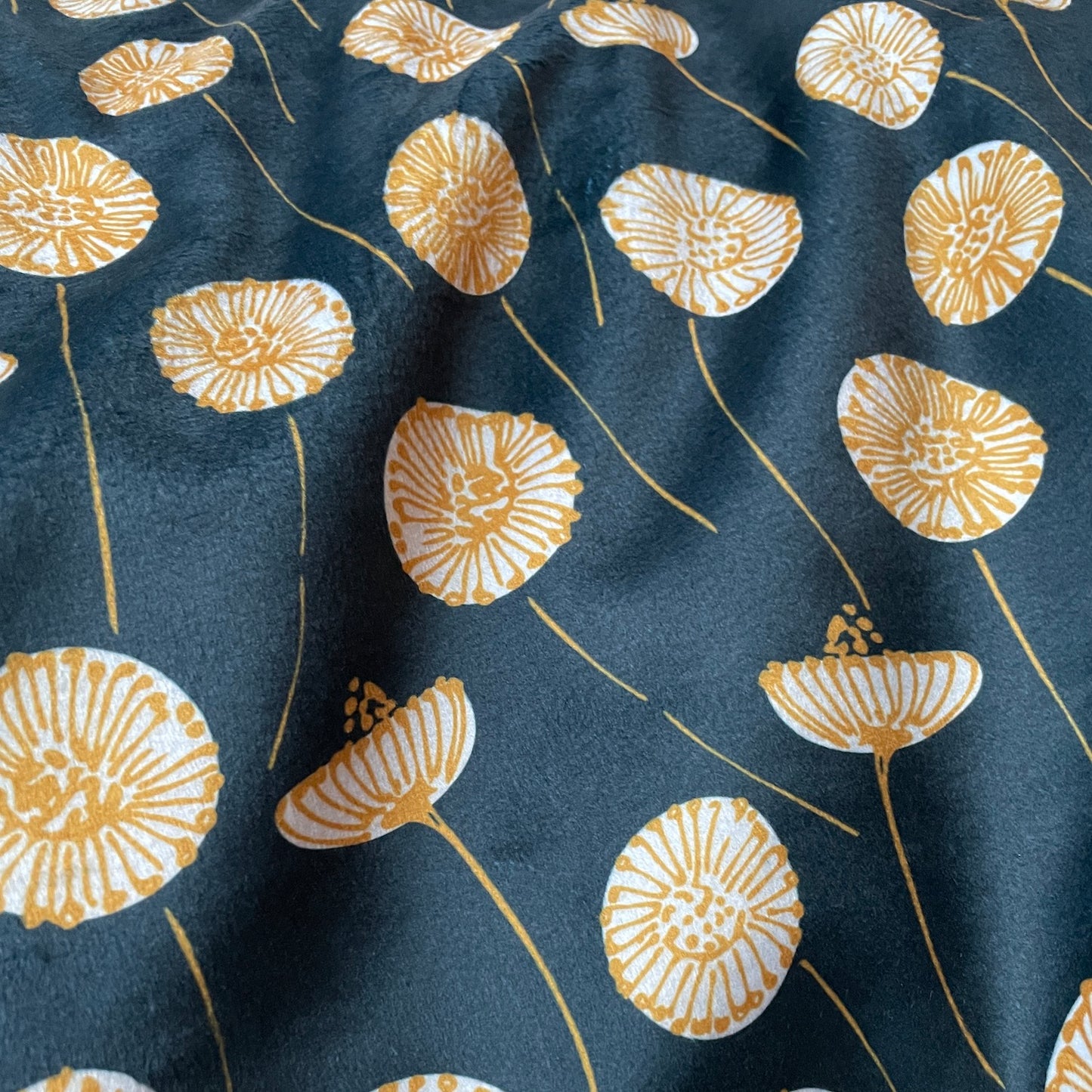 Mørkeblå-med-blomster