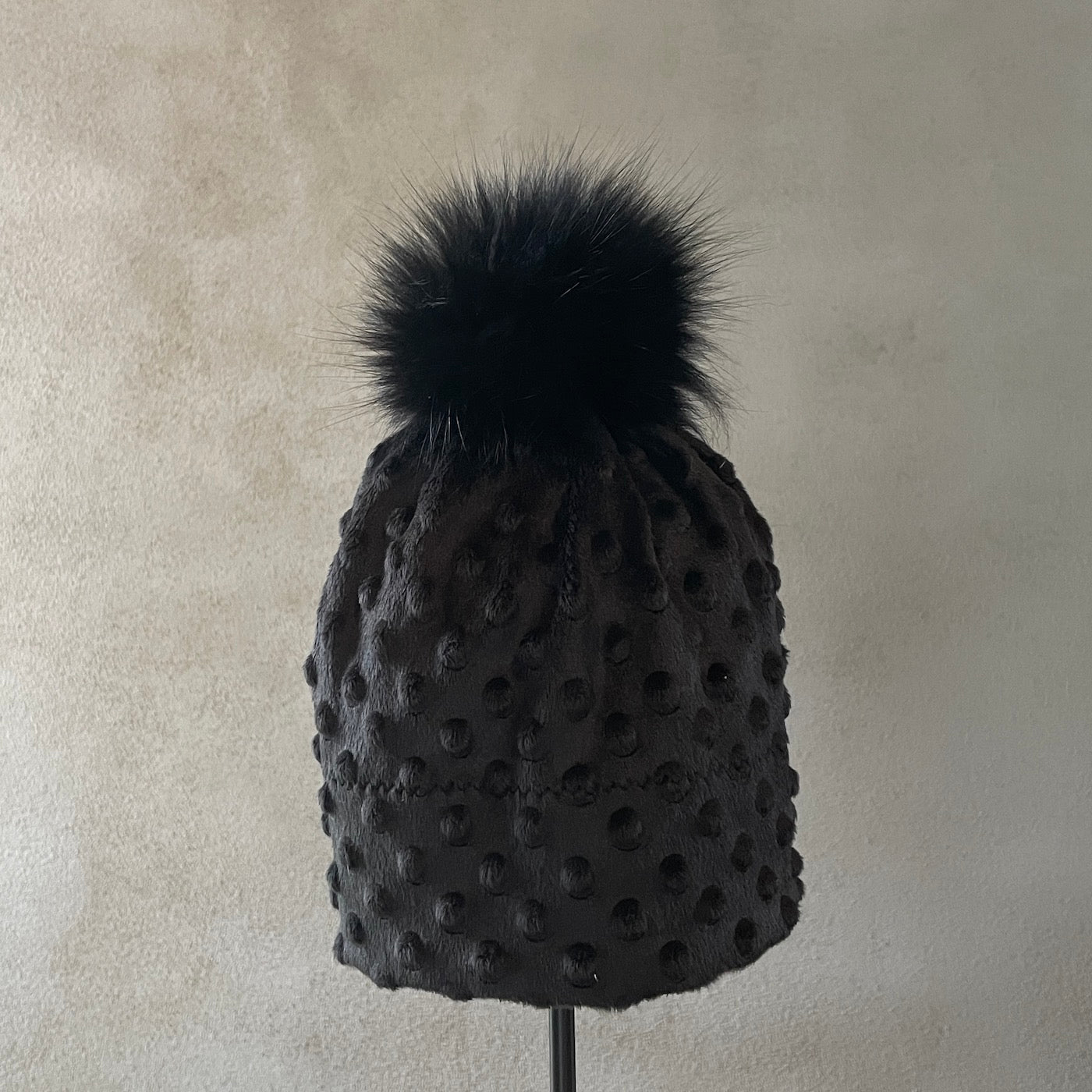 Svart-myk-lue-til-dame-med-pelsdusk