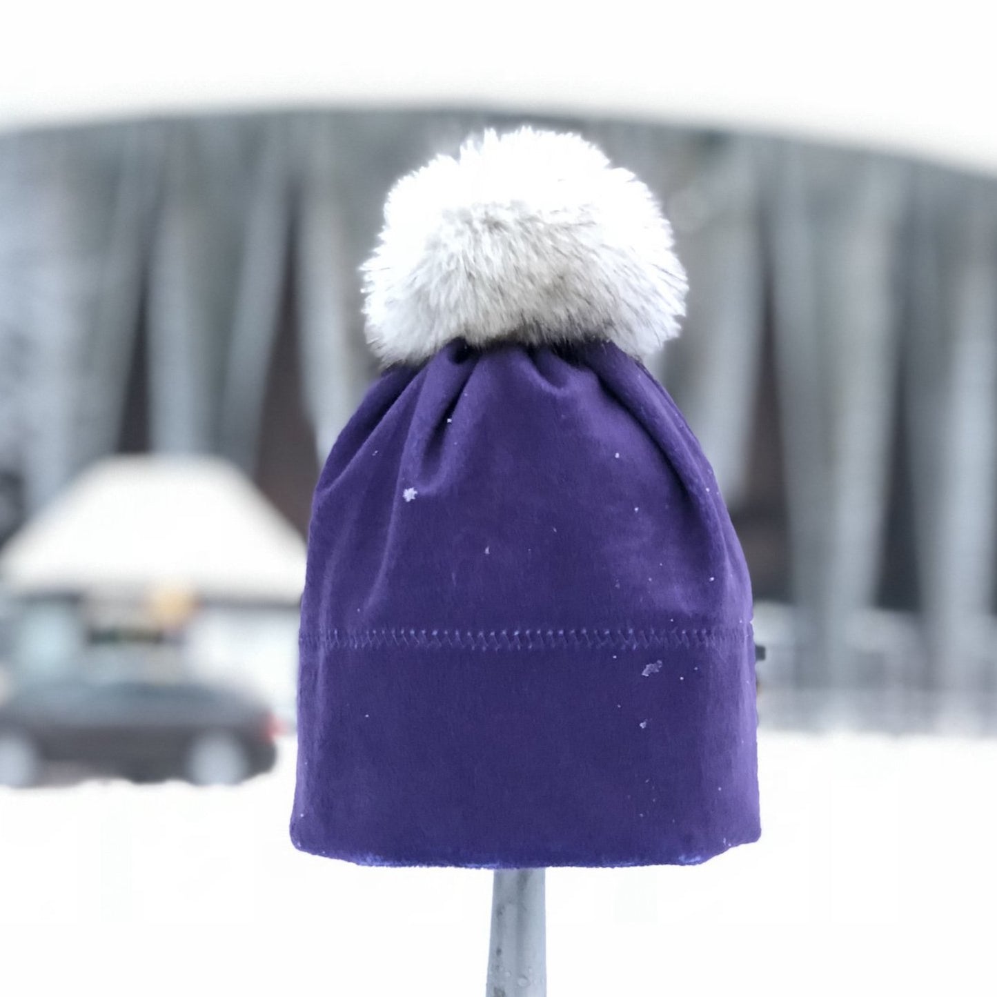 Bilde av lilla lue til dame ved den gamle kinoen i Kongsberg. Sitronpressa.