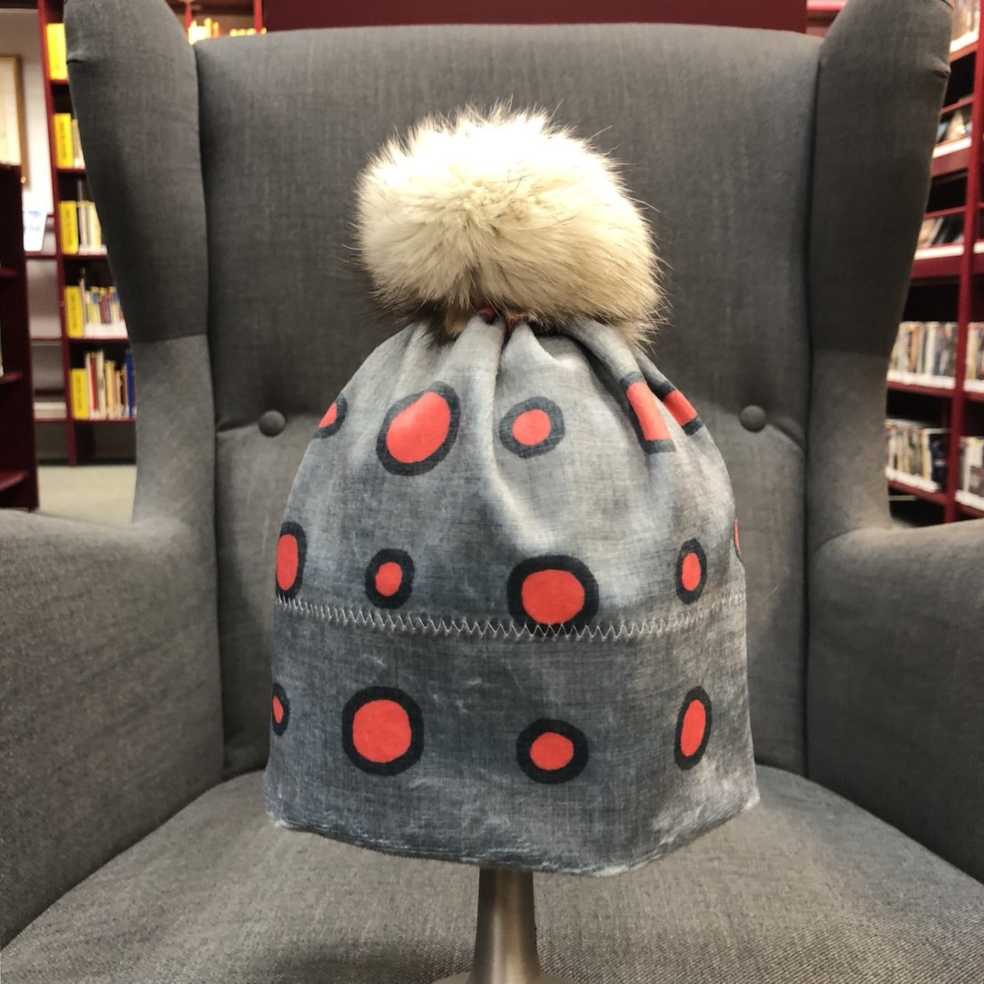 Bilde av grå lue med prikker og pelsdusk