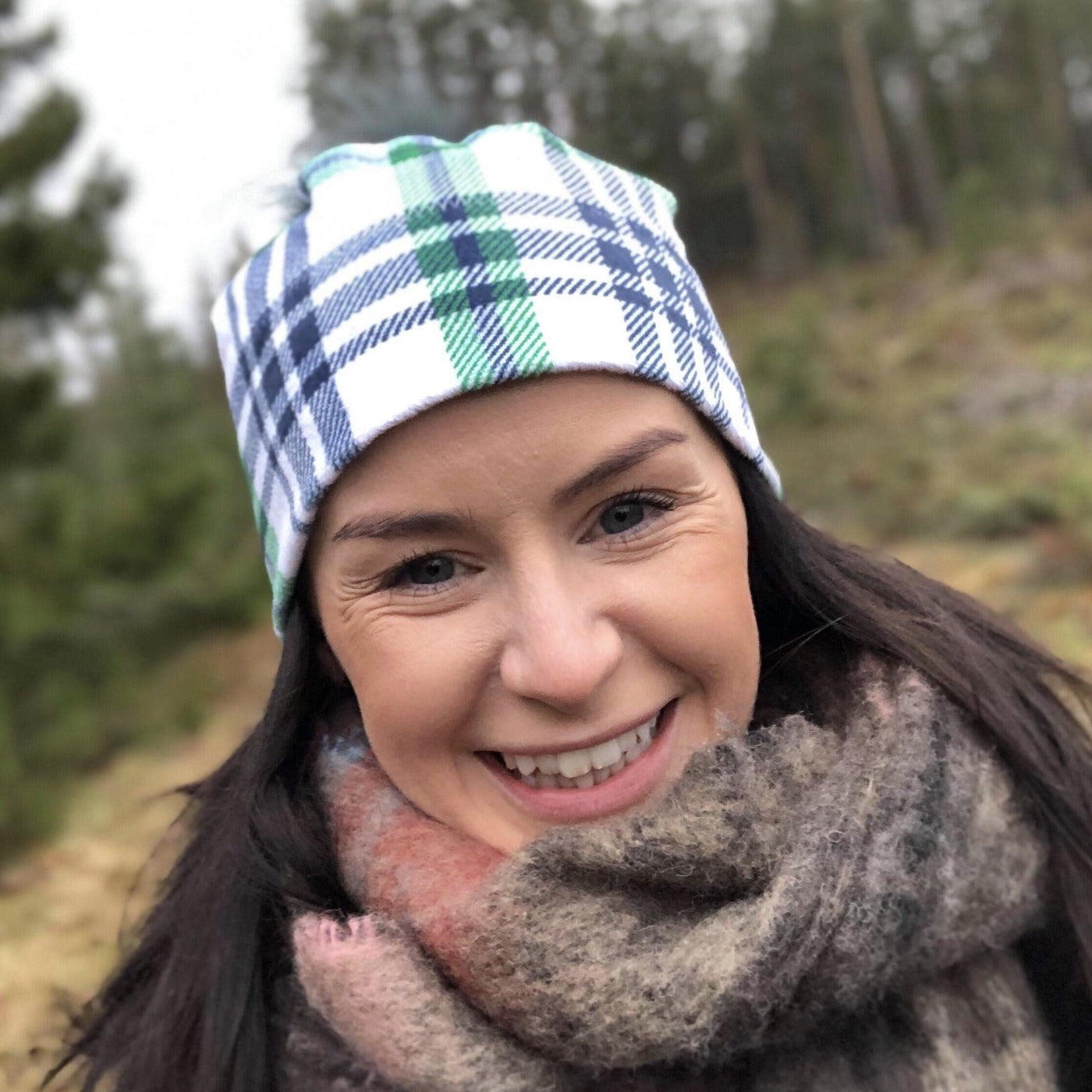 Bilde av dame i skogen med lue fra LUEN Kongsberg.