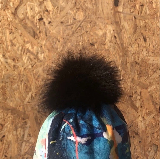 sort-pelsdusk-med-trykknapp-til-lue