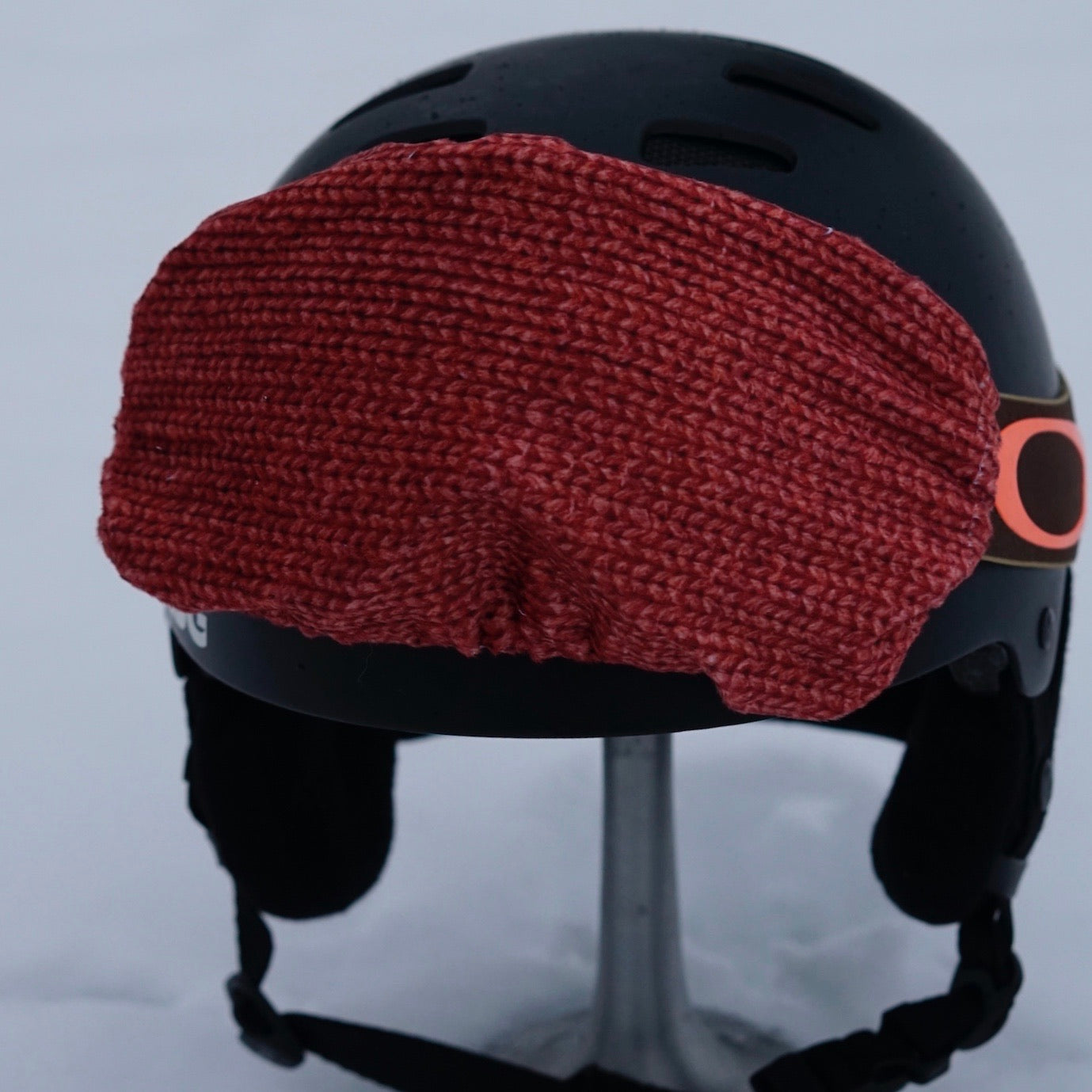 Bilde av rustrød beskytter til skibriller eller goggles som tar vare på glassene. 